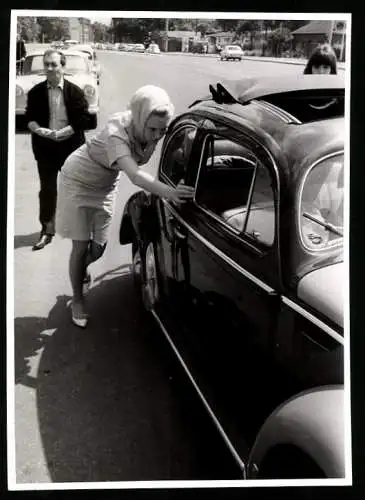 Fotografie Nordmark-Film, Kiel, hübsche junge Frau schiebt Auto Volkswagen VW Käfer Ovali