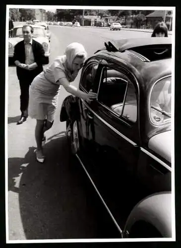 Fotografie Nordmark-Film, Kiel, hübsche junge Frau schiebt Auto Volkswagen VW Käfer Ovali