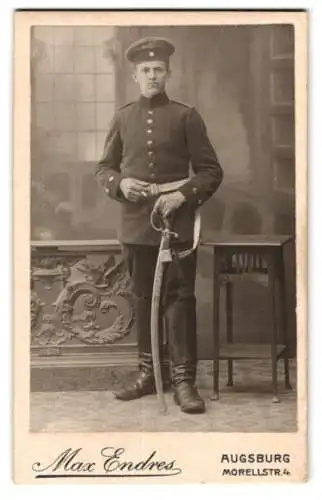 Fotografie Max Endres, Augsburg, Morellstr. 4, Soldat in Uniform mit Säbel
