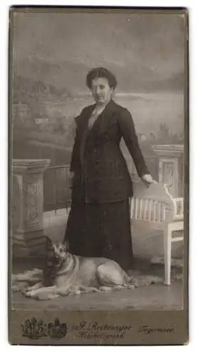 Fotografie J. Reitmayer, Tegernsee, Hauptstrasse 13, Frau mit Hund auf Terrasse