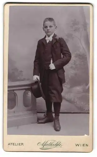 Fotografie Mathilde, Wien, Landstrasse Hauptstrasse 86, Portrait Knabe in eleganter Kleidung