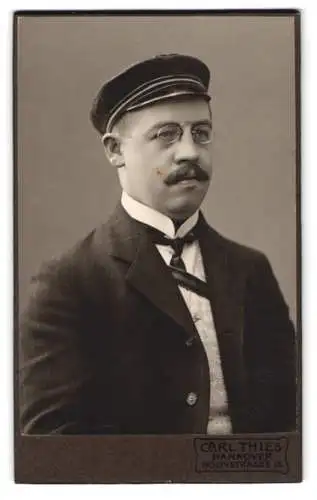 Fotografie Carl Thies, Hannover, Höltystrasse 13, Porträt Student Ernst Strohbarth mit Brille