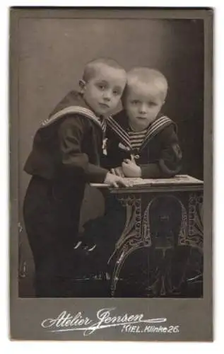 Fotografie Atelier Jensen, Kiel, Klinke 26, Zwei kleine Jungen Knaben in Matrosenazug