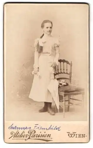 Fotografie Taussmüller & Brunner, Wien, Mariahilferstrasse 94, Mädchen mit langem Haar Zopf und Schirm