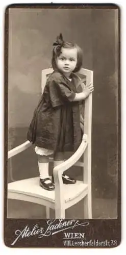 Fotografie Atelier Lackner, Wien, Lerchenfelderstr. 38, Kleines Mädchen auf einem Jugendstil Stuhl