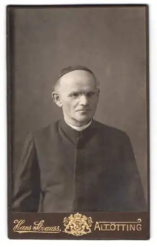 Fotografie Hans Strauss, Altötting, Schlotthammerstr. 1, Porträt eines Geistlichen in Soutane