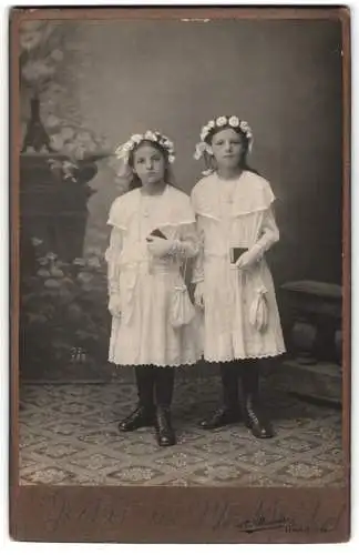 Fotografie Steiner, Haag, Obere Hauptstrasse, Zwei Mädchen in weissen Kleidern und Haarschmuck