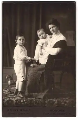 Fotografie Alfred Schmidt, München, Maximilianstr. 6, Mutter mit zwei Kindern, Knabe mit Steiff Spielzeug