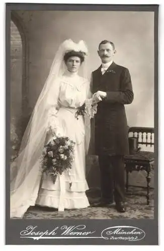 Fotografie Joseph Werner, München, Isarthorplatz 2, Hochzeitspaar im klassischen Stil in Weiss mit Schleier