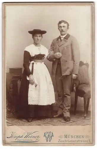 Fotografie Joseph Werner, München, Zweibrückenstrasse 2, Paar im traditionellen Tracht Bayern