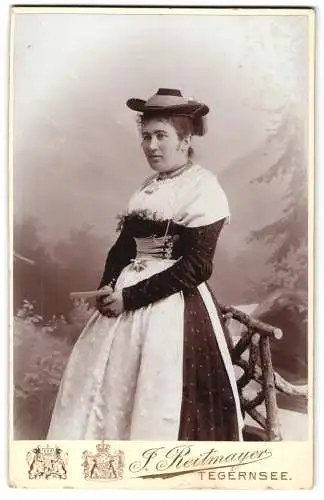 Fotografie J. Reitmayer, Tegernsee, Portrait einer Dame in traditioneller Tracht Oberbayern