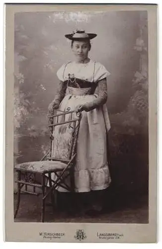 Fotografie M. Hirschbeck, Landsberg, Brudergasse 216, Dame in traditioneller Tracht mit Hut