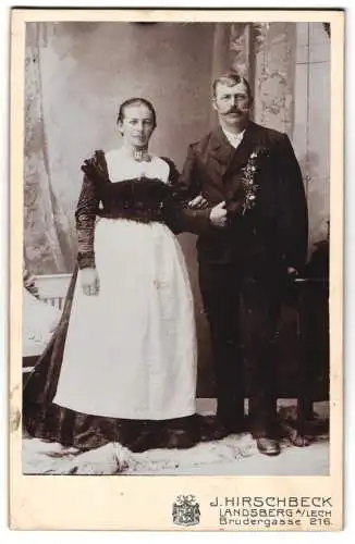 Fotografie J. Hirschbeck, Landsberg am Lech, Brudergasse 216, Paar in traditioneller Kleidung