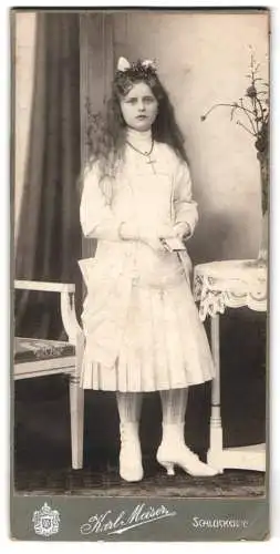 Fotografie Karl Meiser, Schluckenau, Mädchen in weissem Kleid mit Kreuz und Blumenkranz