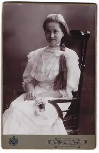 Fotografie L. Grillich, Wien, Wiedner Hauptstrasse 12, junge Frau mit langem Zopf und elegantem Kleid