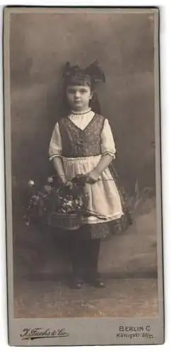 Fotografie J. Fuchs & Co., Berlin, Königstr. 20/21, Portrait Johanna Gumpert mit Blumenkorb