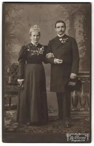 Fotografie Gg. Berne, Gengenbach, Hauptstrasse 12, Elegantes Paar in festlicher Kleidung