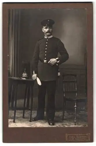 Fotografie Emil Burger, Ulm, Syrlinstrasse 4, Garde Soldat in Uniform mit Pickelhaube auf dem Tisch