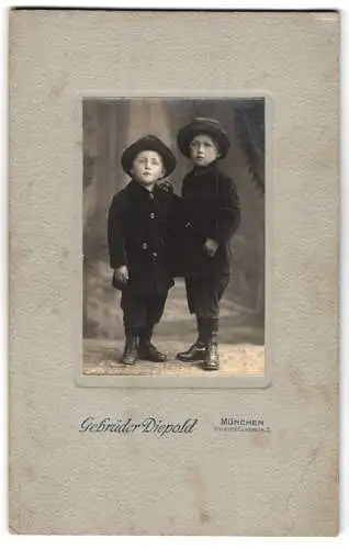Fotografie Gebrüder Diepold, München, Zweibrückenstr. 2, Zwei Knaben im Studio