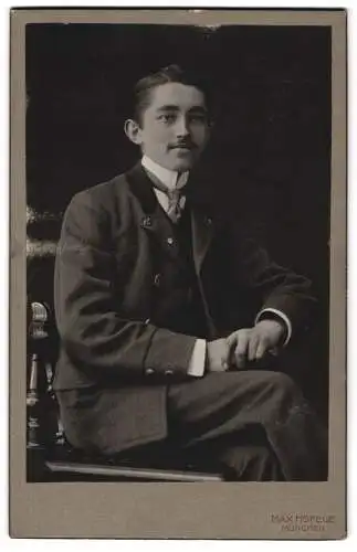 Fotografie Max Höfele, München, Dachauerstrasse 25, Porträt eines eleganten Herren