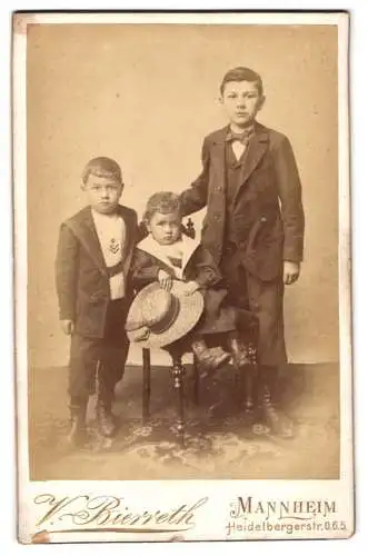 Fotografie V. Bierreth, Mannheim, Heidelbergerstr. 65, Drei Kinder Knabe in feiner Sonntagskleidung