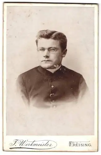 Fotografie J. Werkmeister, Freising, Amtsgerichtsgasse, Porträt junger Geistlicher mit Brille