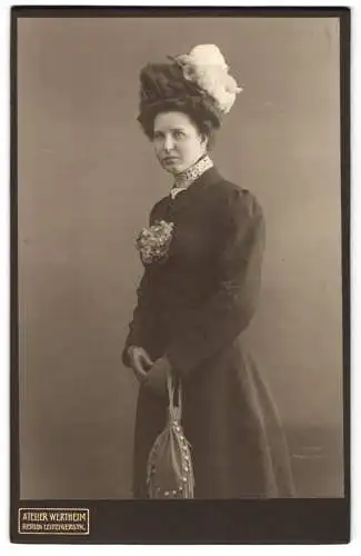 Fotografie Atelier Wertheim, Berlin, Leipzigerstr., Dame mit elegantem Hut und Handtasche