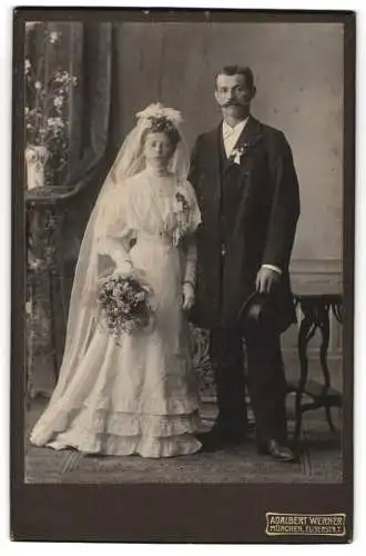 Fotografie Adalbert Werner, München, Elisenstr. 7, Hochzeitspaar im Studio, Brautkleid in weiss mit Schleier