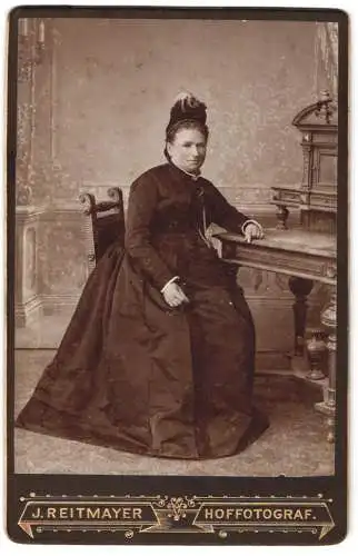 Fotografie J. Reitmayer, München, Tegernsee, Dame im eleganten Kleid am Schreibtisch Gründerzeit