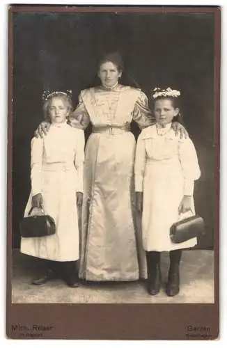 Fotografie Mich. Reiser, Gerzen, Niederbayern, Porträt Frau mit zwei Mädchen im Festkleidern