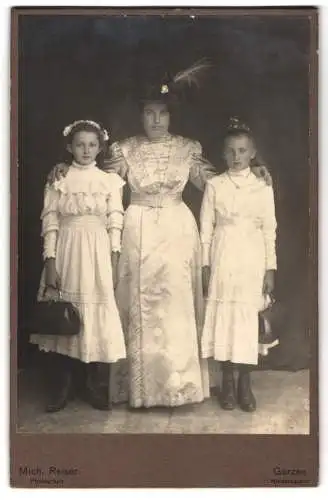 Fotografie Mich. Reiser, Gerzen, Zwei Mädchen mit Dame in eleganter Kleidung
