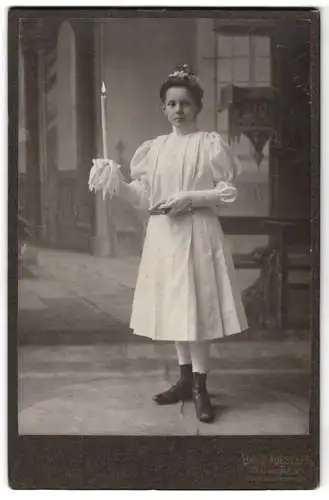 Fotografie Adolf Koestler, München, Neuhauserstr. 29, Mädchen mit Kerze vor Studiokulisse