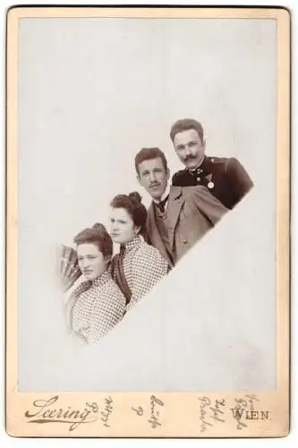 Fotografie Heinrich Seering, Wien, XVI. Liebhartsthal, Vier Personen in Schrägstellung, dat. 1900