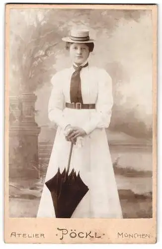 Fotografie Pöckl, München, Kaufingerstrasse 21, elegante Dame Maria Remmel mit Sonnenschirm vor Studiokulisse