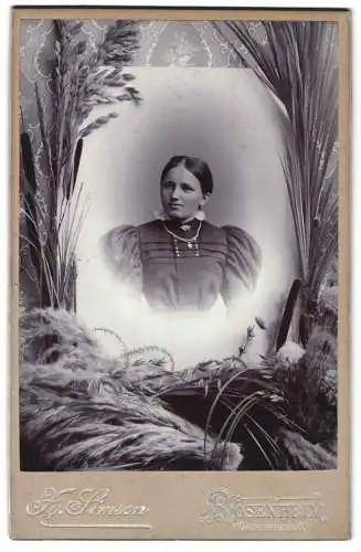 Fotografie K. Simson, Rosenheim, Münchenerstr. 6, Porträt einer Frau mit Blumenarrangement