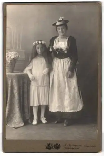 Fotografie J. Reitmayer, Tegernsee, Hauptstrasse 13, Dame in Tracht Bayern und niedliches Mädchen mit langem Haar