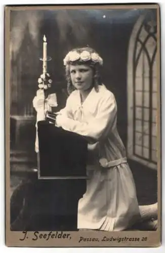 Fotografie J. Seefelder, Passau, Ludwigstrasse 26, Mädchen mit Blumenkopfschmuck kniet an Betpult