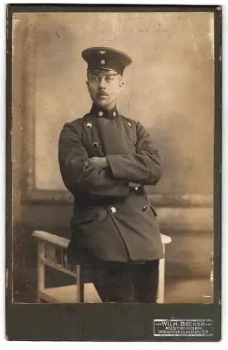 Fotografie Wilh. Becker, Rüstringen, Wilhelmshavenerstr. 29, Eisenbahner in Uniform mit Mütze