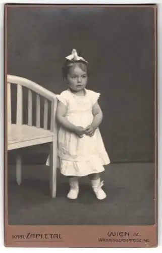 Fotografie Karl Zapletal, Wien, Währingerstrasse 46, Kleinkind Berta Porges in weissem Kleid mit Schleife
