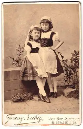 Fotografie Franz Zeibig, Dresden-Striesen, 39. Strasse J. 39, Zwei Mädchen in traditioneller Tracht mit Kopftuch