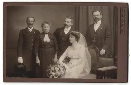 Fotografie Lorenz Meyer, München, Schellingstrasse 74, Hochzeitsporträt, junge Braut in Weiss mit Familie im Studio