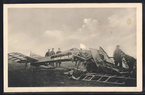 Foto-AK Deutsche Soldaten begutachten ein abgestürztes Flugzeug