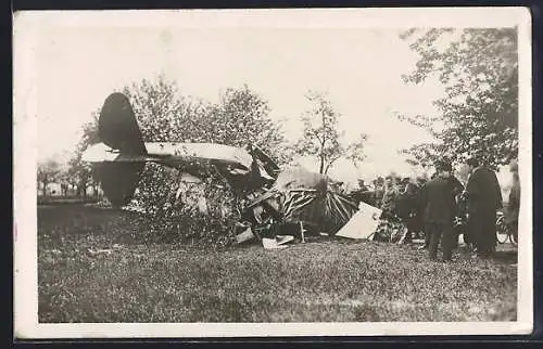 Foto-AK Wrack eines abgestürzten Flugzeuges
