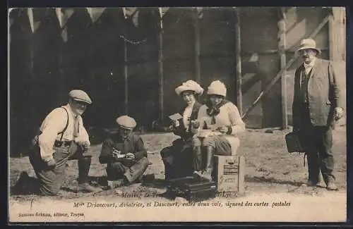 AK Mme Driancourt, Aviatrice et Daucourt signent des cartes postales