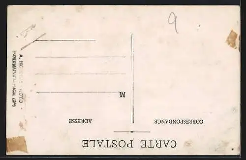 Foto-AK Damen und Herren posieren vor einem Flugzeug