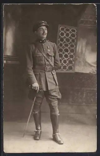 AK Belgischer Soldat in Uniform mit Schrimmütze