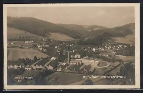 AK Nedvedice pod Pernstynem, Gesamtansicht mit Bergpanorama aus der Vogelschau
