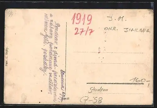 AK Studena, Platz mit kleiner Versammlung