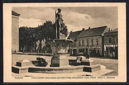 AK Husum / Nordsee, Asmussen-Woldsen-Gedächtnis-Brunnen von Prof. Brütt, Gasthof, Bäckerei