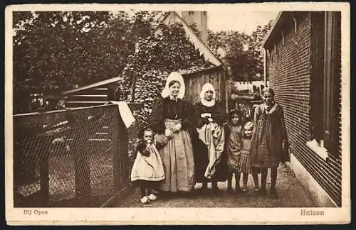 AK Niederländische Frauen in traditioneller Kleidung mit Kindern